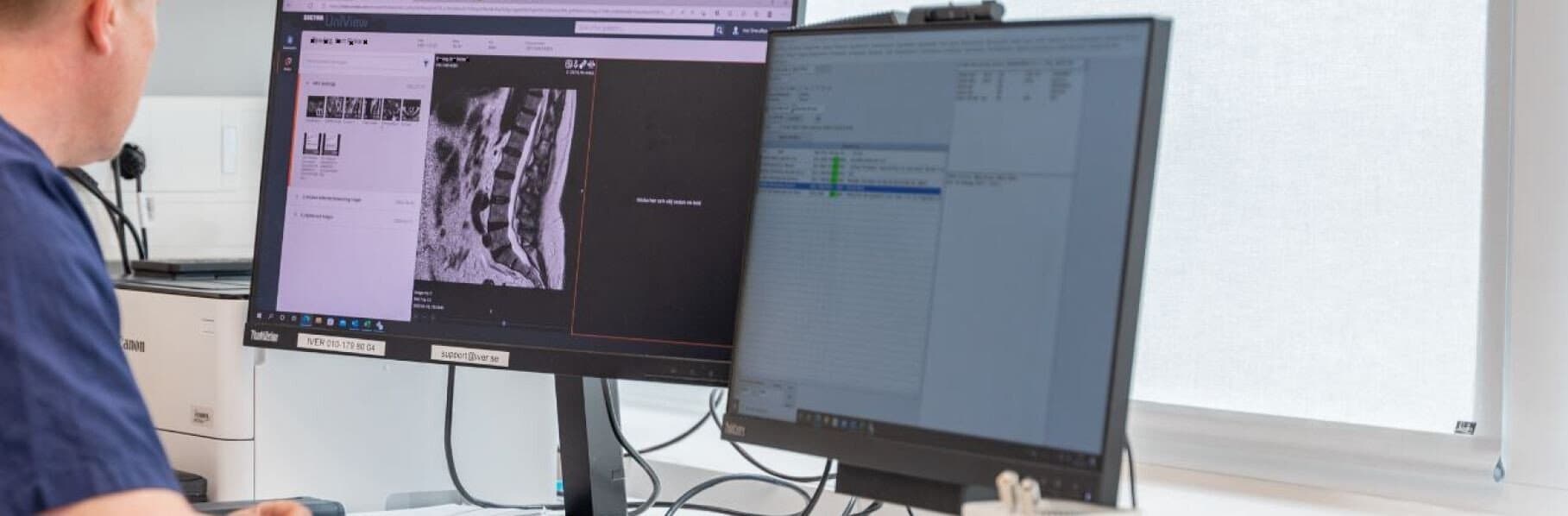 Läkare sitter med patient