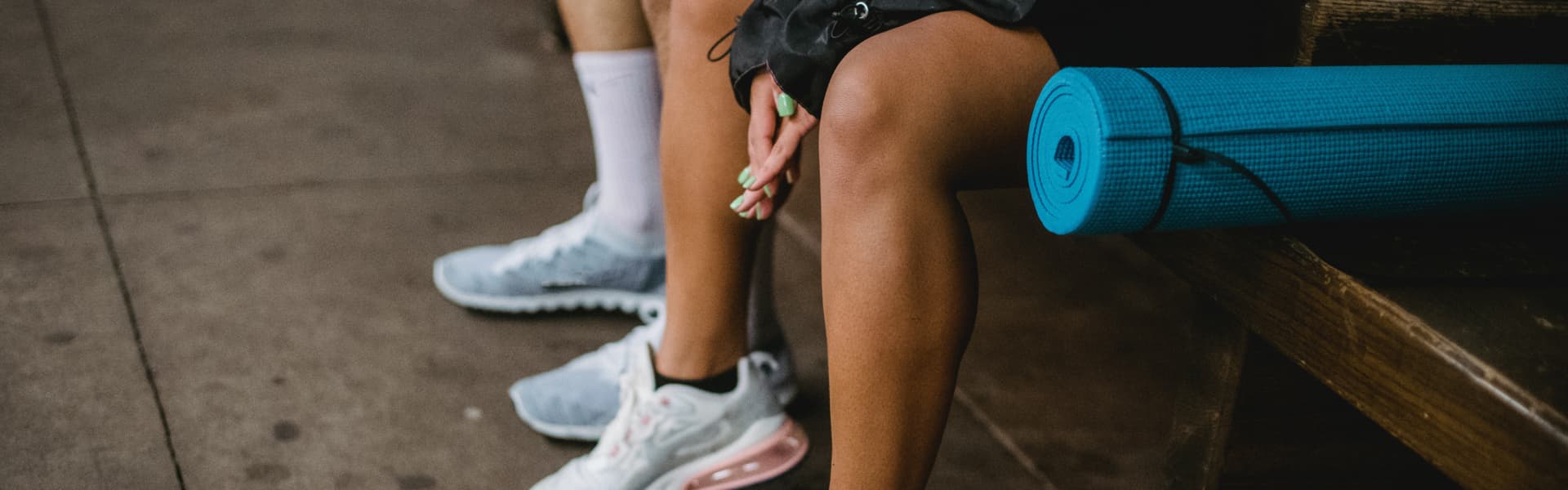 Personer sitter och väntar på träningspass. Personer sitter och väntar på träningspass.