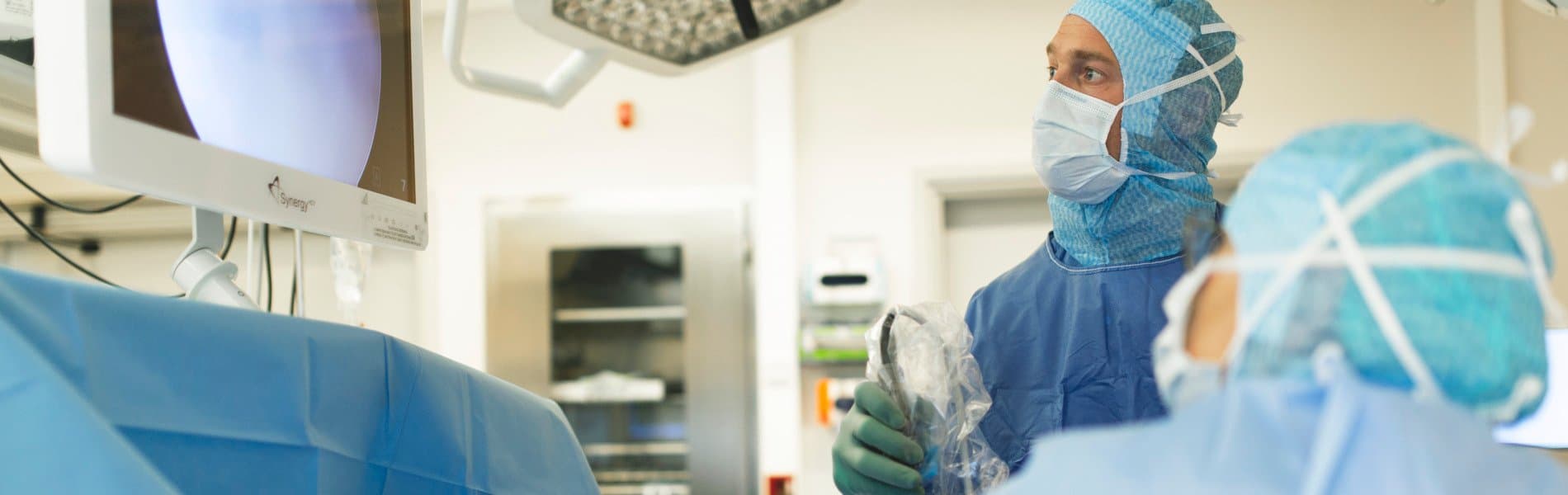 Kirurg utför titthålsoperation