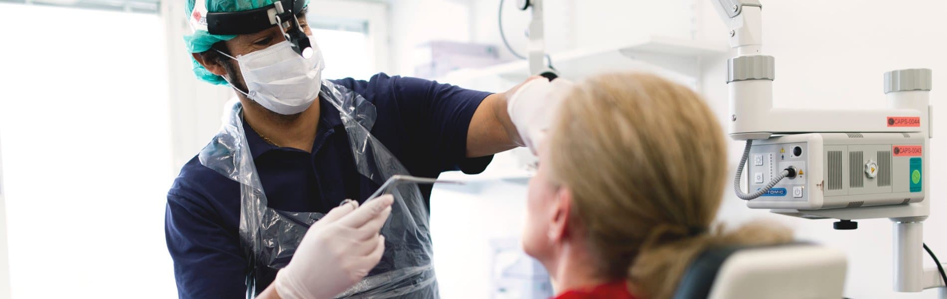 LÀkare undersöker patients nÀsa