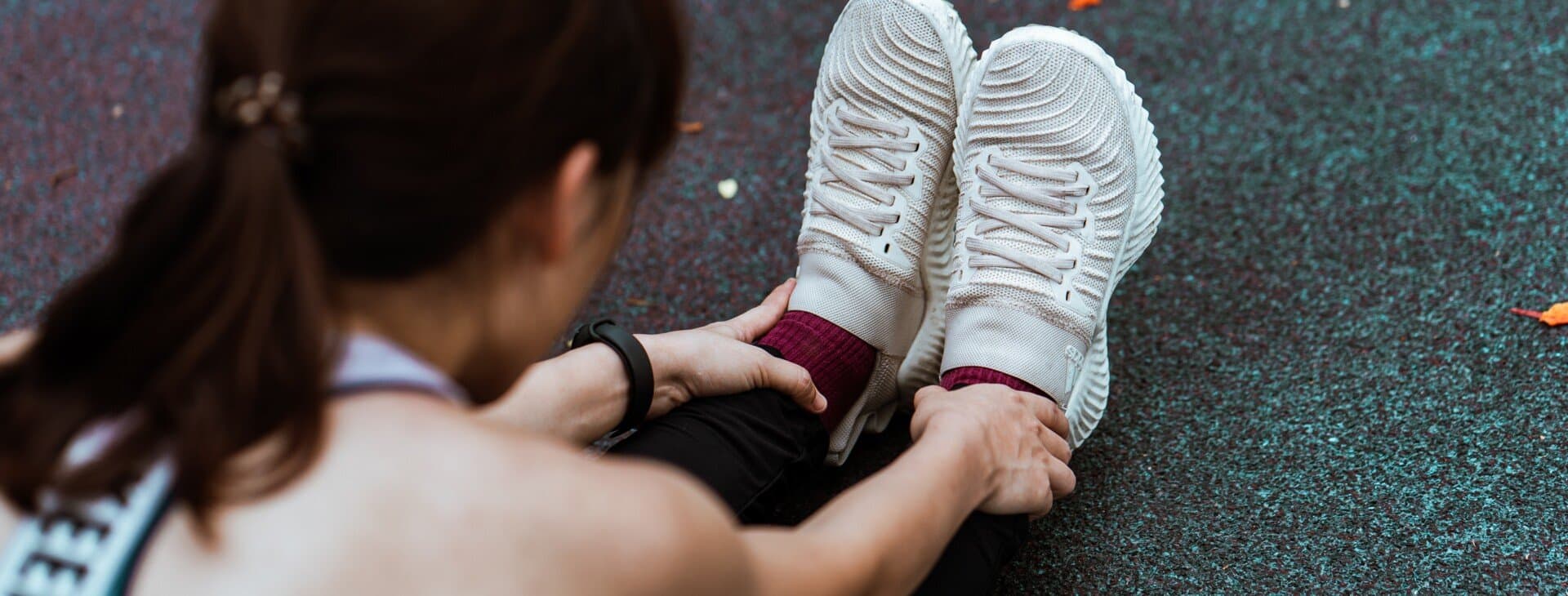 Kvinna som stretchar. Kvinna som stretchar.