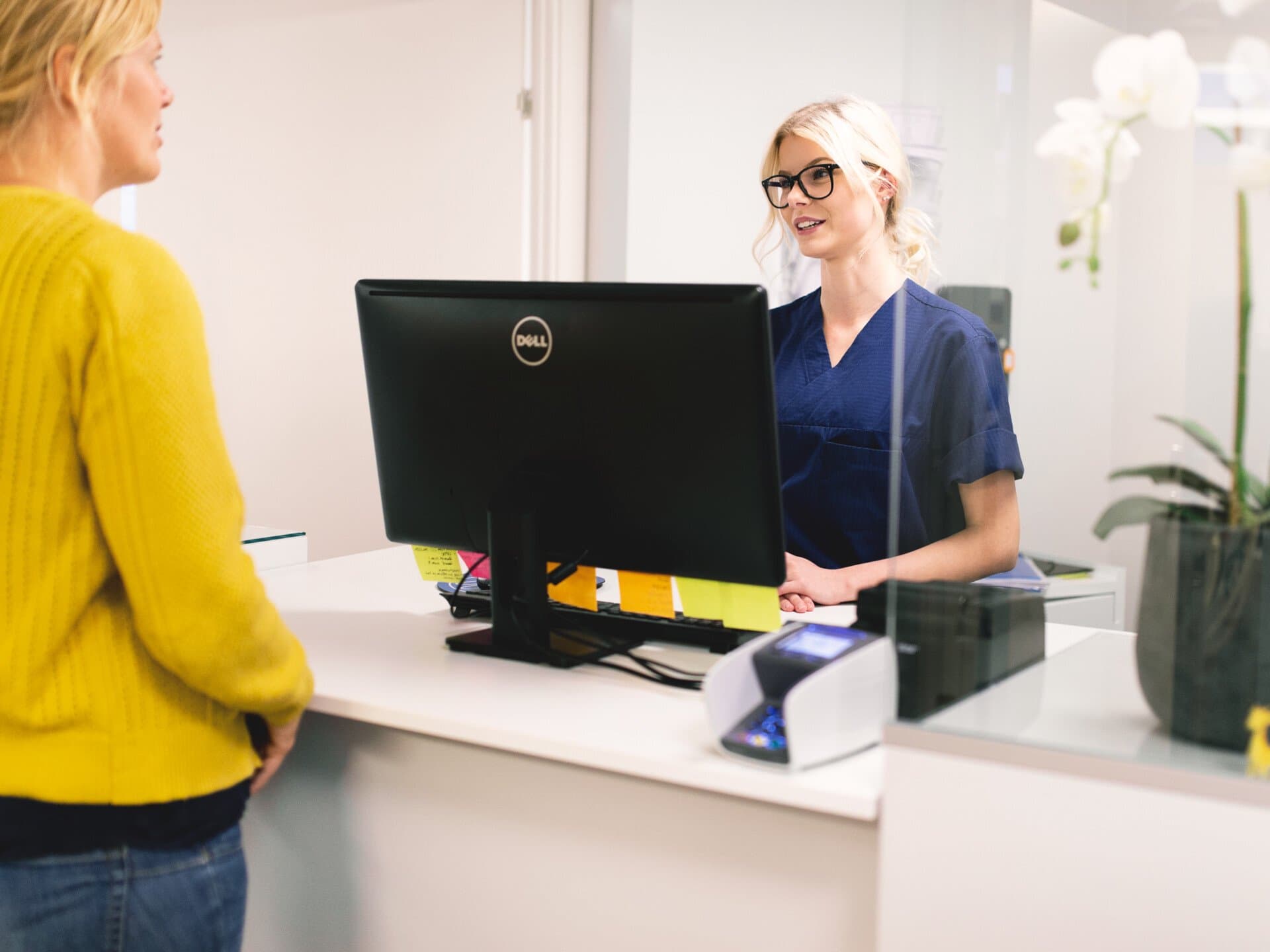 Medarbetare tar emot patient i reception