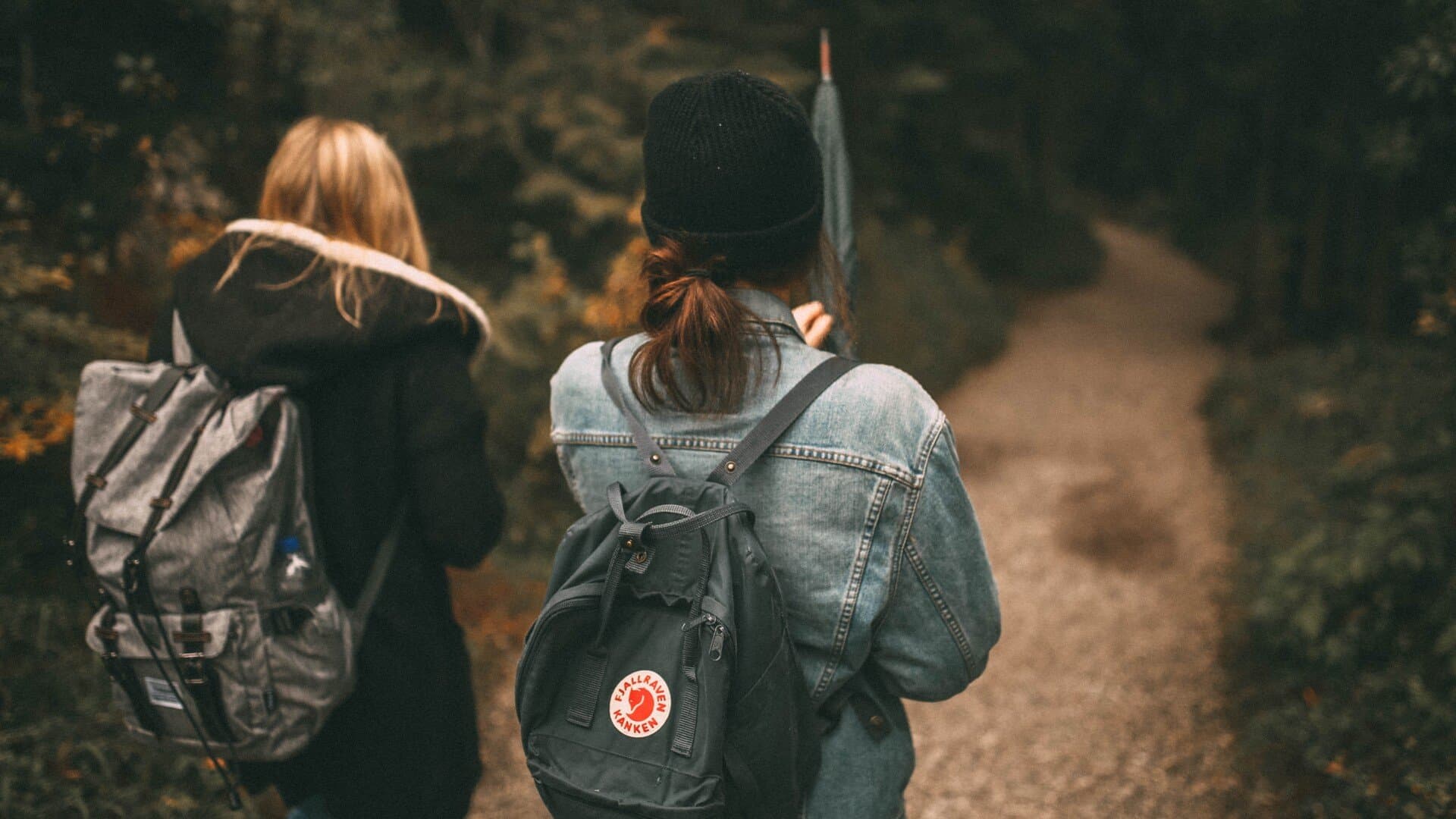 Unga tjejer på promenad Unga tjejer på promenad