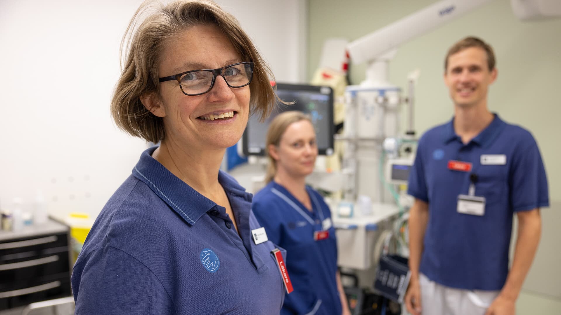 Sjukhusets AT-chef Katarina Hallén Grufman, med AT-studierektorerna Erika Höglund för Akutkliniken och Gustav Stenson för Medicinkliniken. Anna Höök, AT-studierektor på Kirurgkliniken, saknas på bilden Sjukhusets AT-chef Katarina Hallén Grufman, med AT-studierektorerna Erika Höglund för Akutkliniken och Gustav Stenson för Medicinkliniken. Anna Höök, AT-studierektor på Kirurgkliniken, saknas på bilden