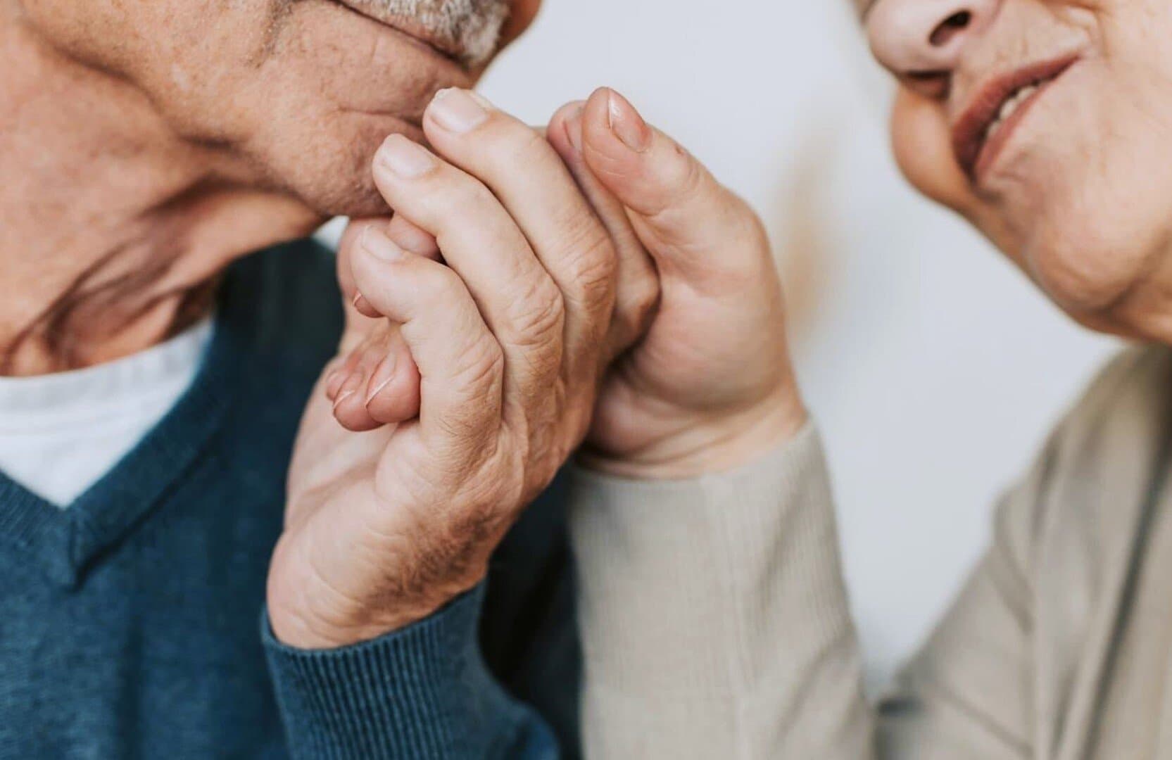 Människor håller varandra i handen