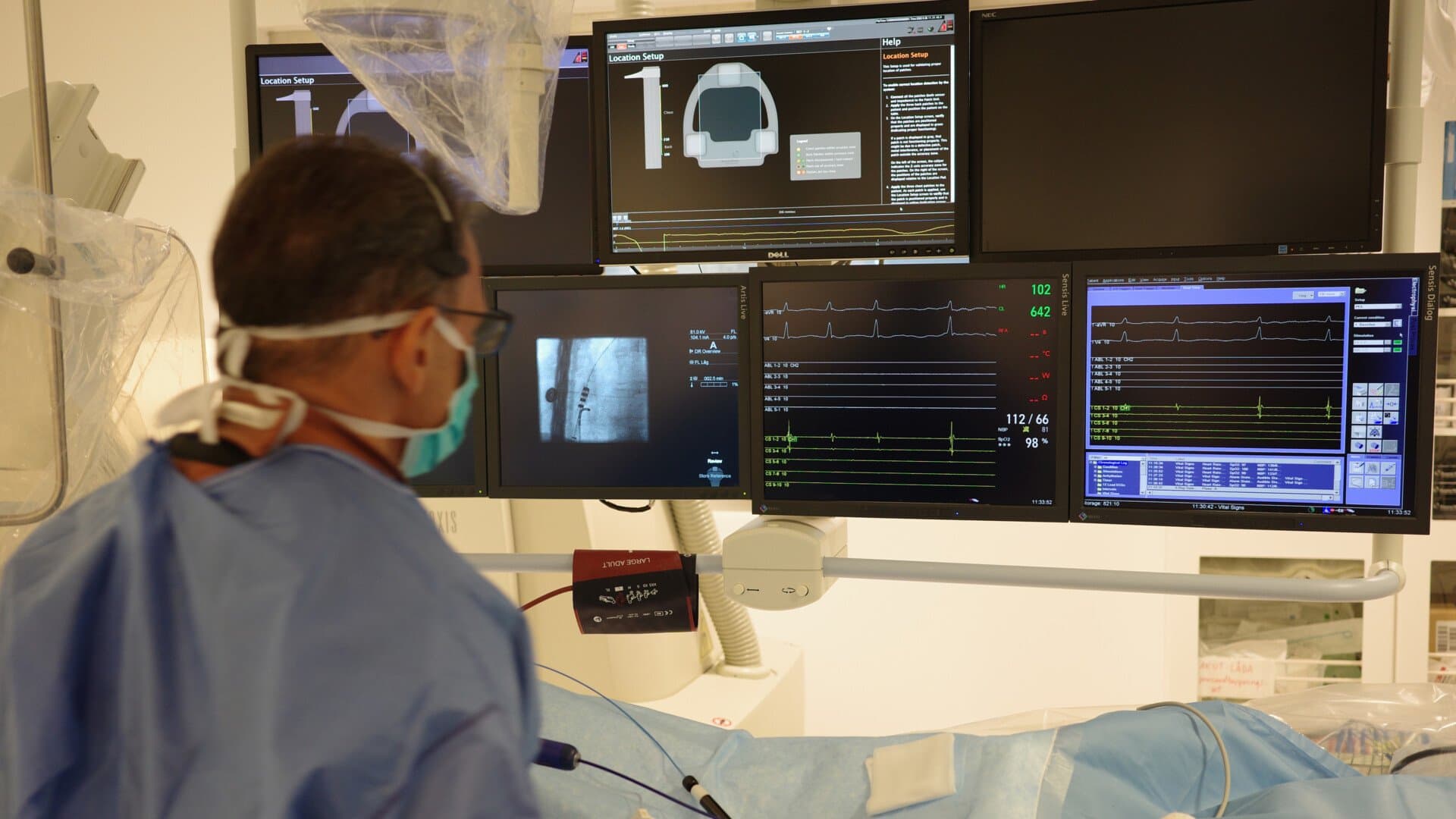 På bilden ser vi den nya behandlingen av förmaksflimmer användas. På bilden ser vi den nya behandlingen av förmaksflimmer användas.