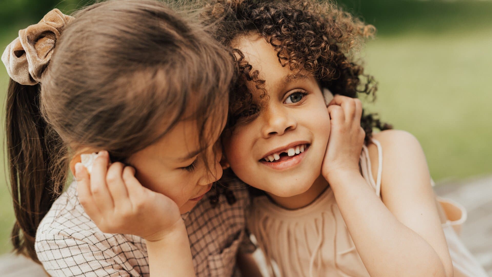 På bilden ser vi två barn som kramar varandra På bilden ser vi två barn som kramar varandra