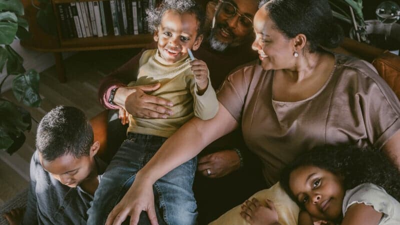 På bilden ser vi en familj På bilden ser vi en familj