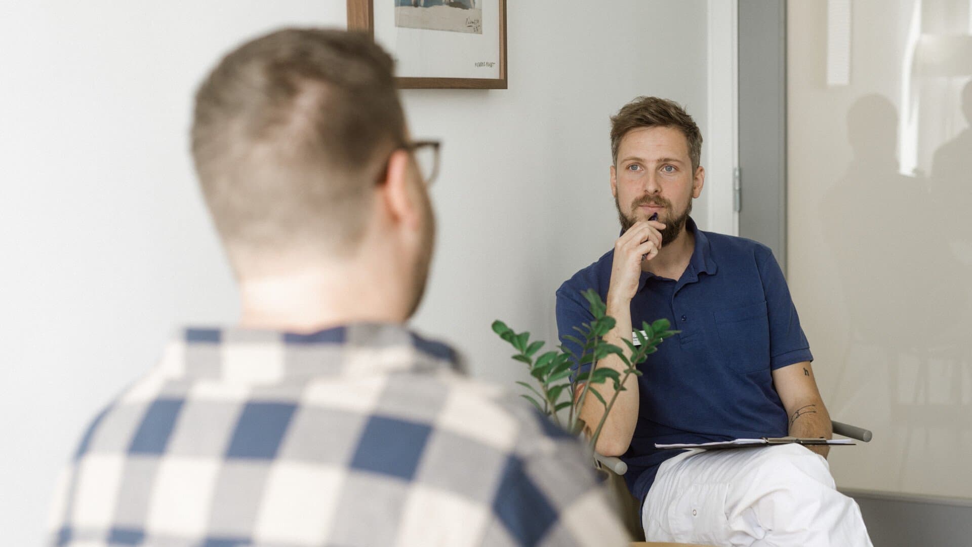På bilden ser vi ett samtal mellan Oskar och en patient Oskar Sterner
