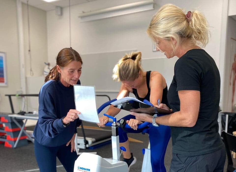 På bilden ser vi Emma Haglund specialistfysioterapeut inom reumatologi, docent vid Högskolan Halmstad och projektansvarig forskare, Matilda Isaksson försöksperson och Anna Torell fysioterapeut på Ängelholms reumatologmottagning och forskningsassistent. Emma Haglund specialistfysioterapeut inom reumatologi, docent vid Högskolan Halmstad och projektansvarig forskare, Matilda Isaksson försöksperson och Anna Torell fysioterapeut på Ängelholms reumatologmottagning och forskningsassistent.