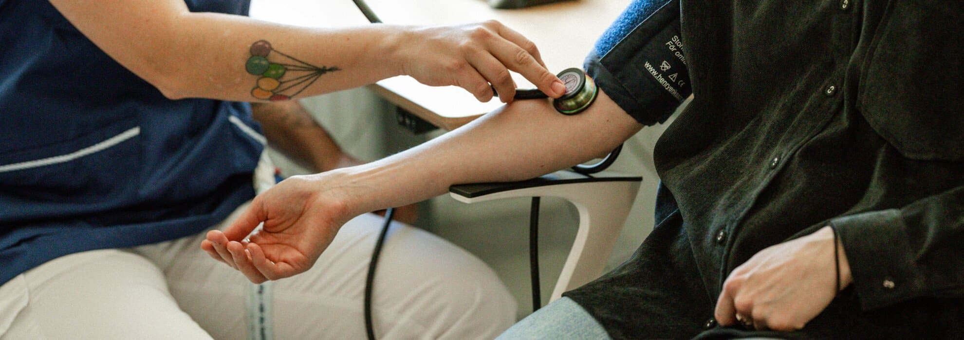 Sjukvårdpersonal undersöker patient