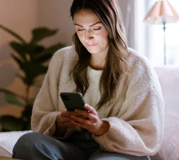 kvinna med mobiltelefon kvinna med mobiltelefon