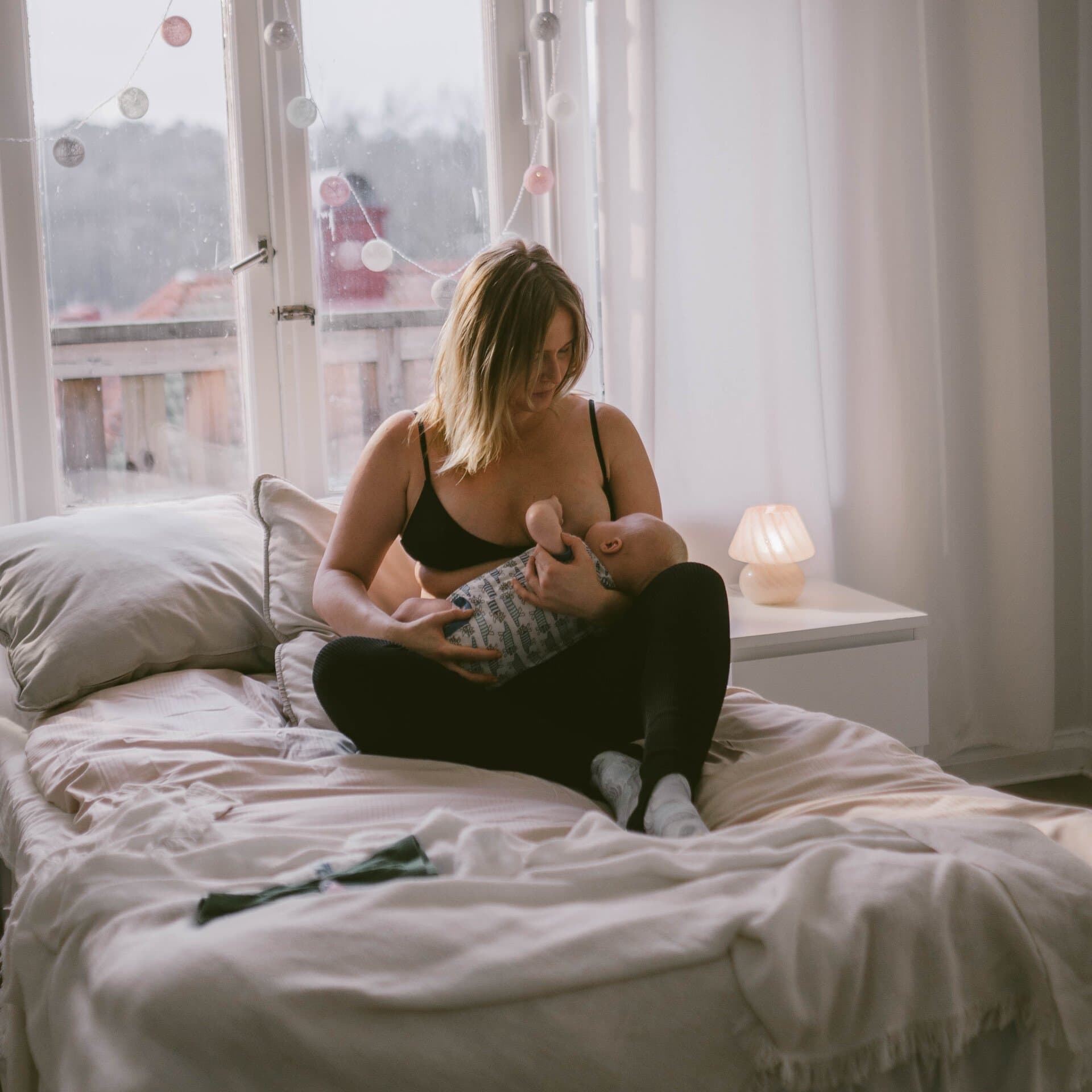 Bil på kvinna som ammar ett barn Bil på kvinna som ammar ett barn