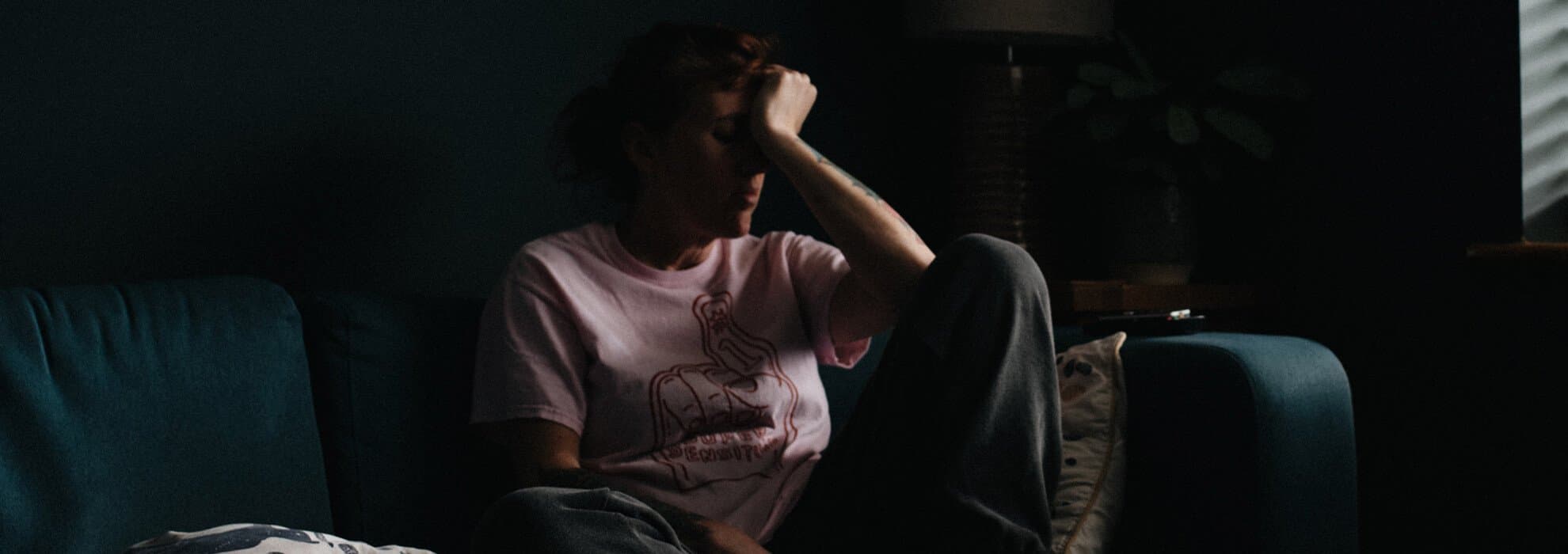 Person gör ångestfylld gest