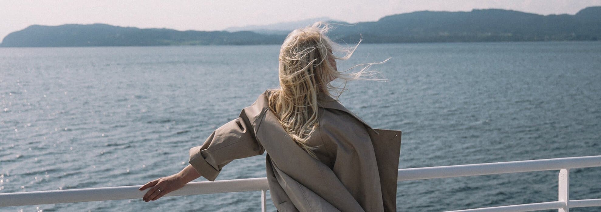 kvinna vid havet