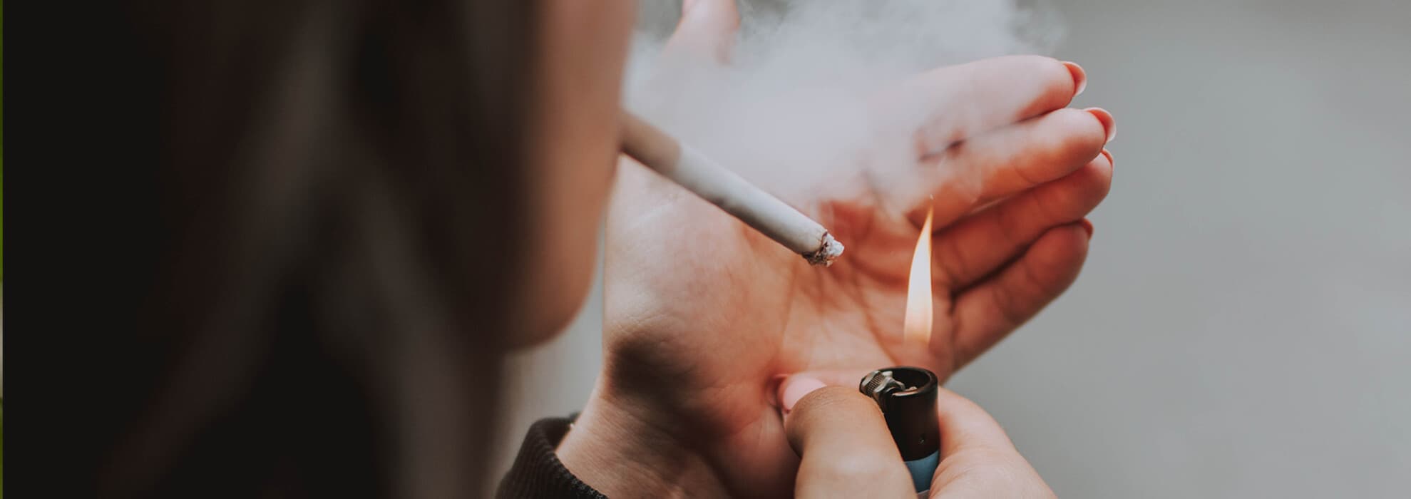 kvinna som tänder cigarett