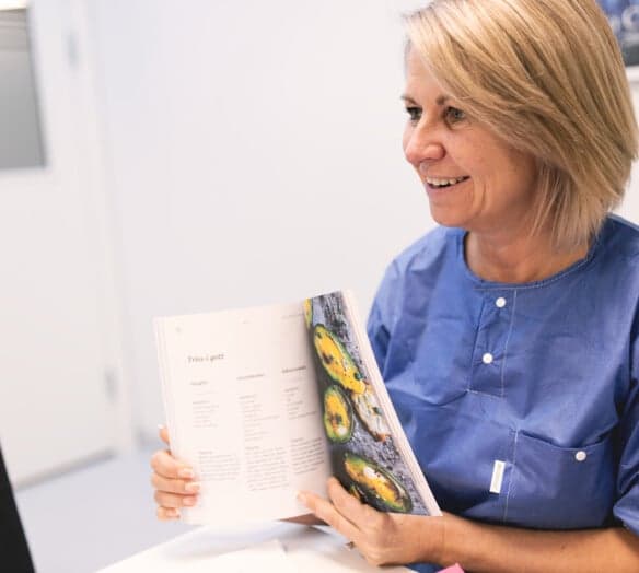 Vårdpersonal visar upp boken ”Ett liv med sleeve”