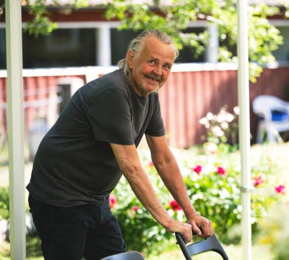 Man står utomhus i grönska