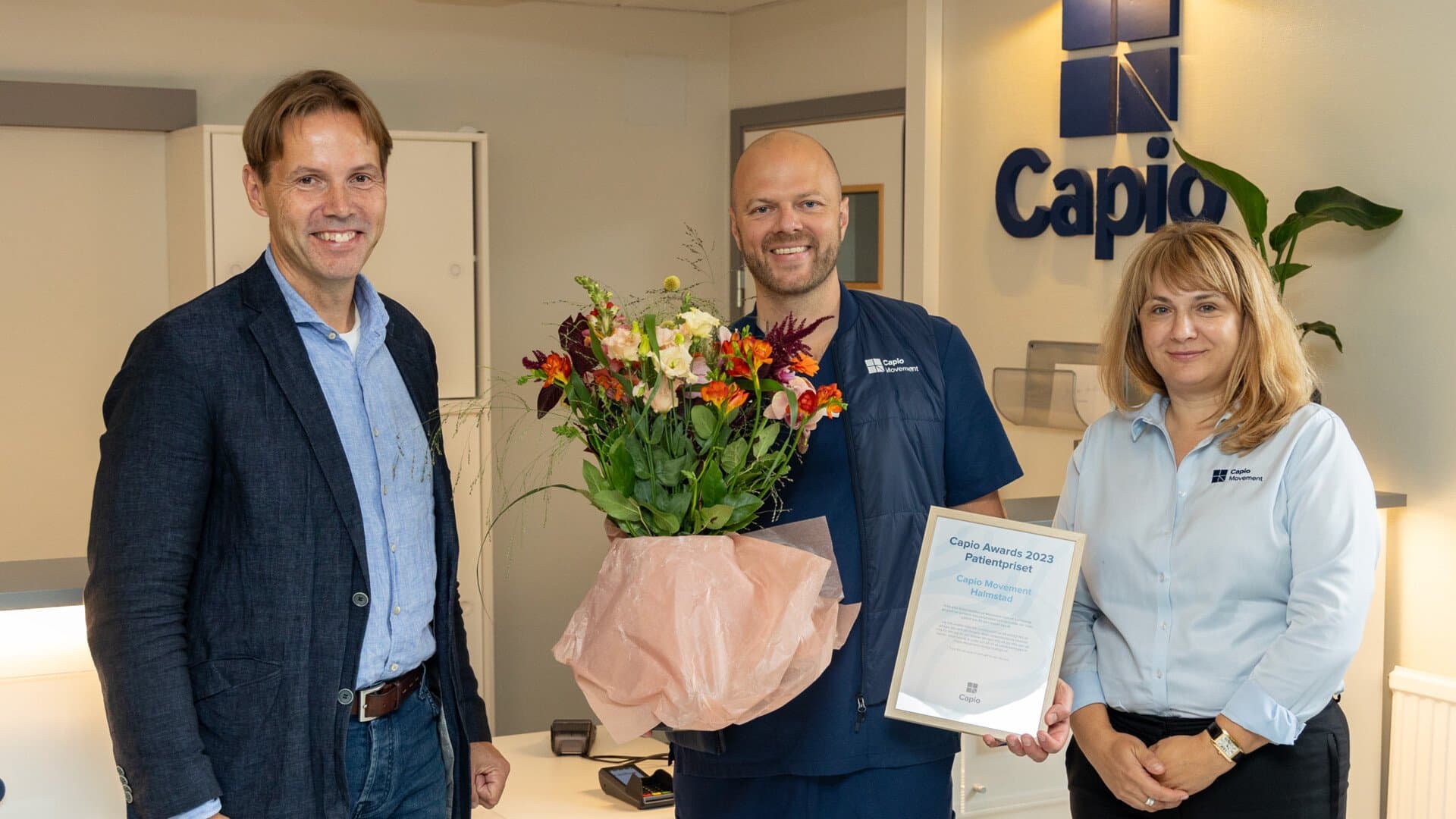 Medarbetare tar emot pris Medarbetare tar emot pris