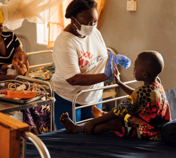 Bild på läkare och barn Läkare Utan Gränser Bild på läkare och barn Läkare Utan Gränser