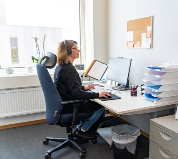 Personal som sitter vid skrivbord Personal som sitter vid skrivbord