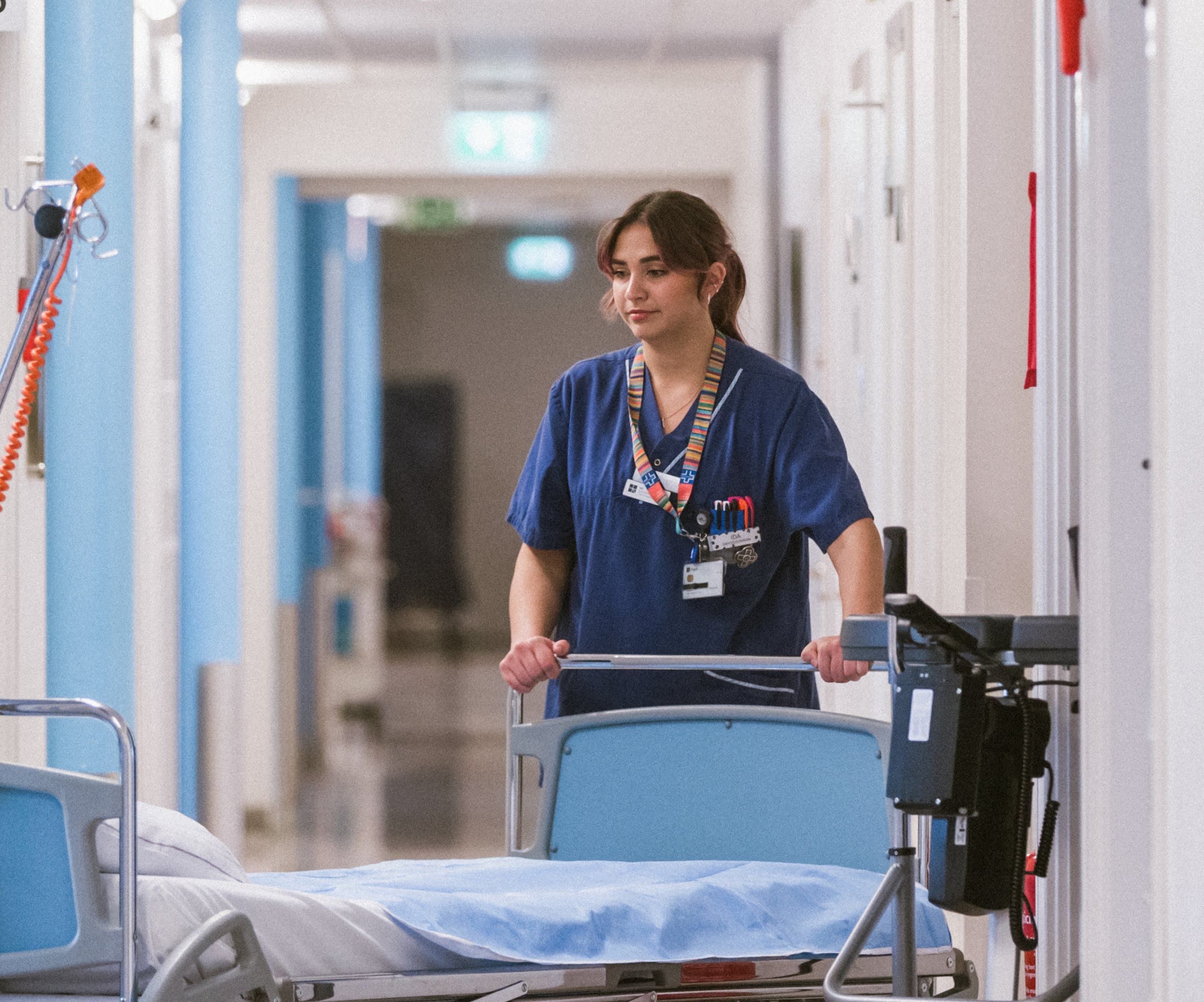 Sjuksköterska flyttar säng