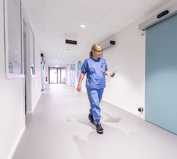 Personal som går i korridor Personal som går i korridor