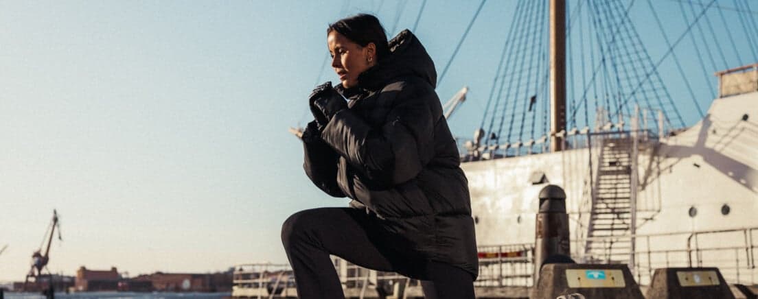 En person gör enkla övningar under promenaden