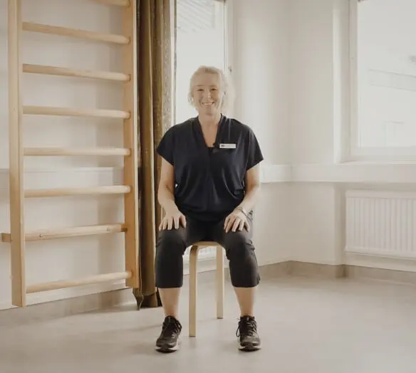 Fysioterapeuten Sanna sitter på pall