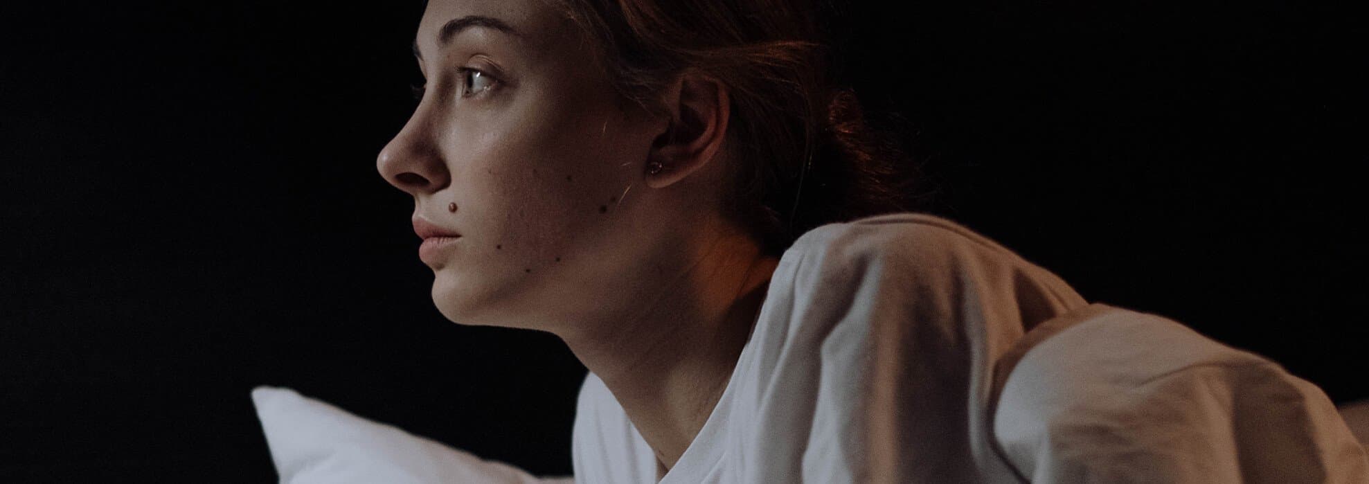 Ung tjej försöker sova Ung tjej försöker sova