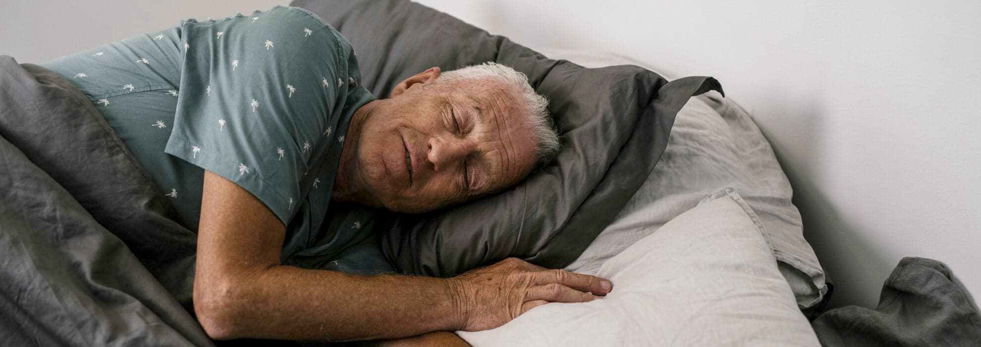 En man som ligger och sover