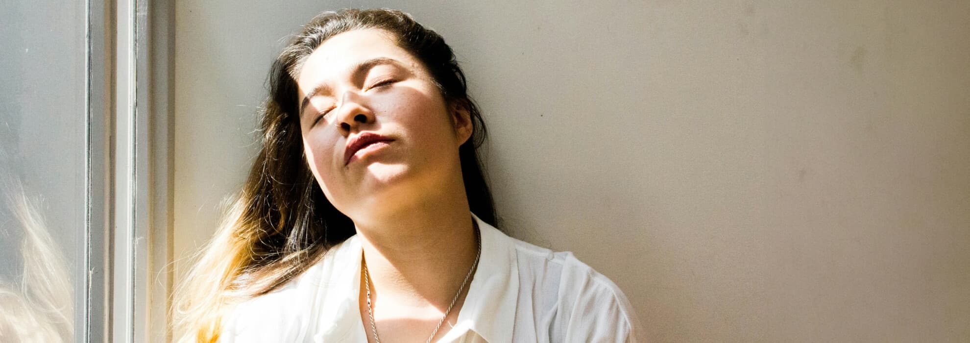 En kvinna som blundar mot solen