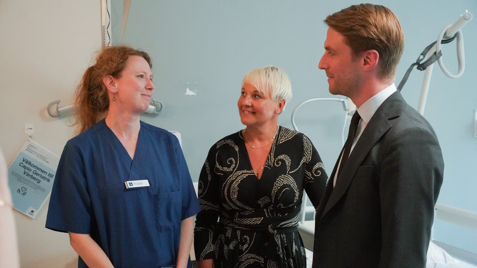 Verksamhetschef Maria Lagergren, äldre- och socialförsäkringsminister Anna Tenje och oppositionsregionråd Axel Conradi. Verksamhetschef Maria Lagergren, äldre- och socialförsäkringsminister Anna Tenje och oppositionsregionråd Axel Conradi.