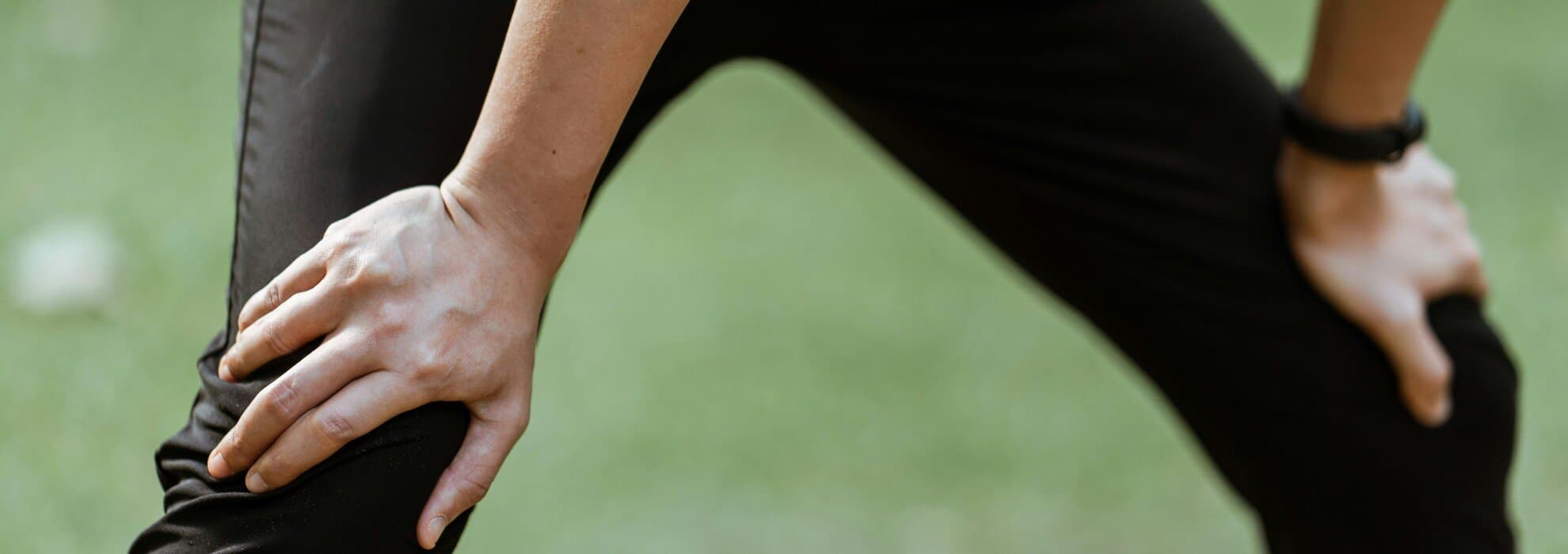 Bild på knän och händer