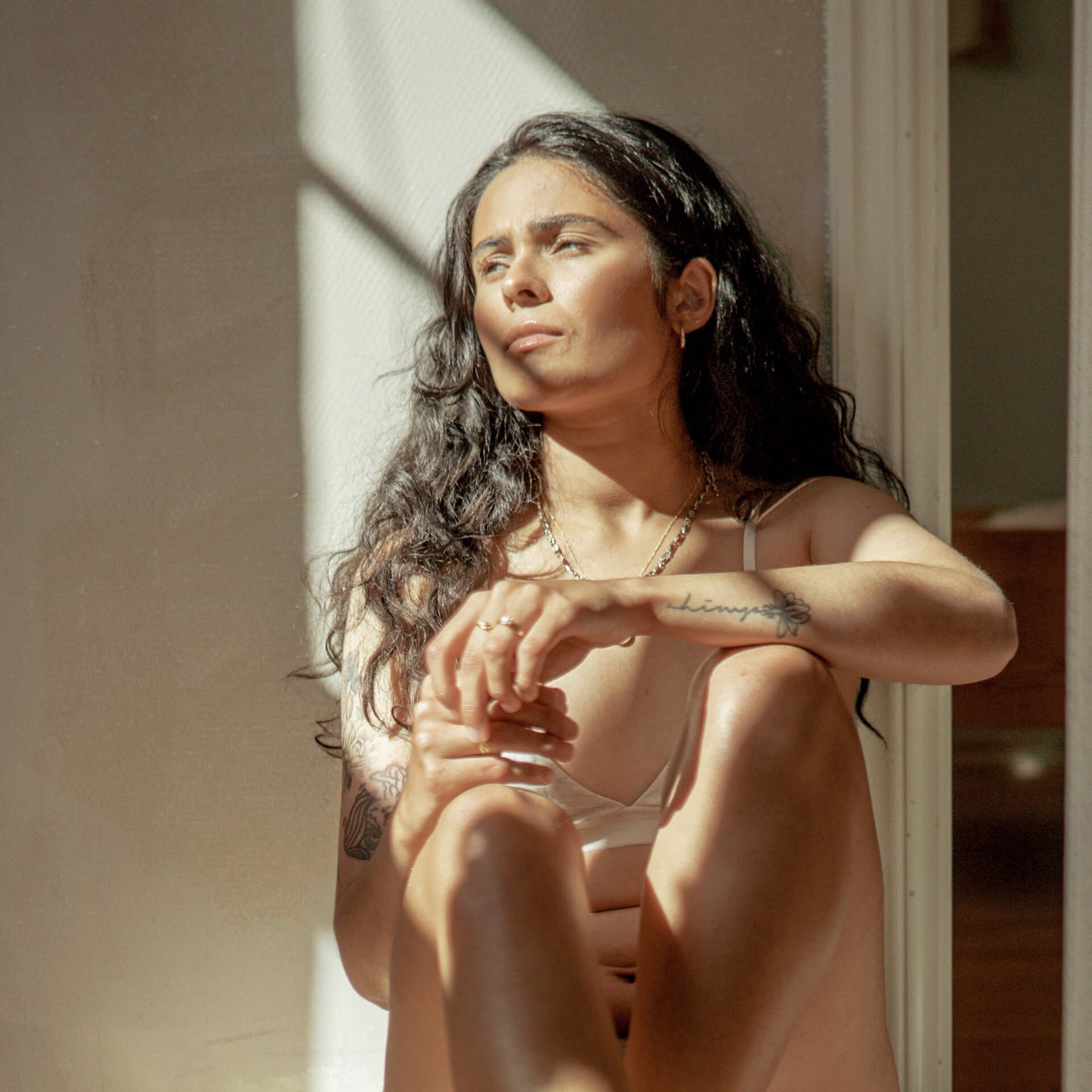 Amanda sitter på golvet Amanda sitter på golvet