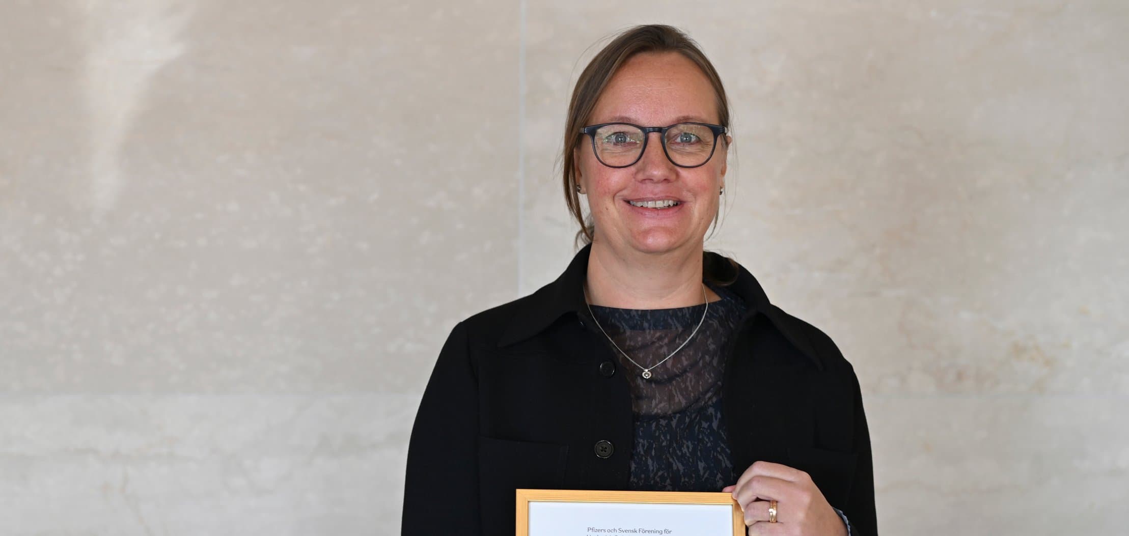 Karin Holmsten håller i stipendium Karin Holmsten håller i stipendium