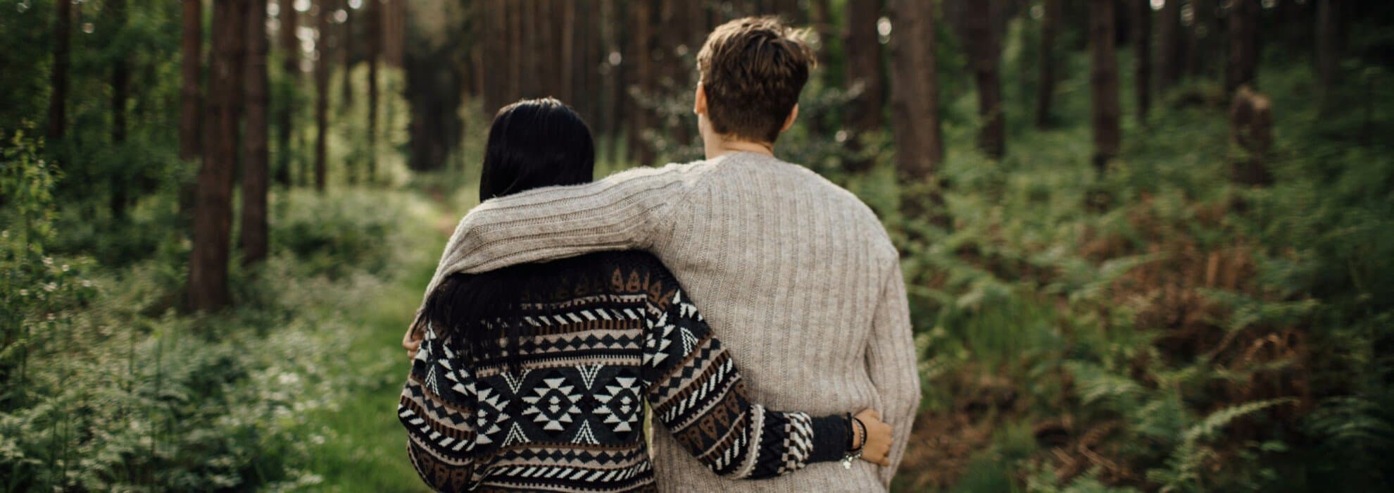 Par går i skogen