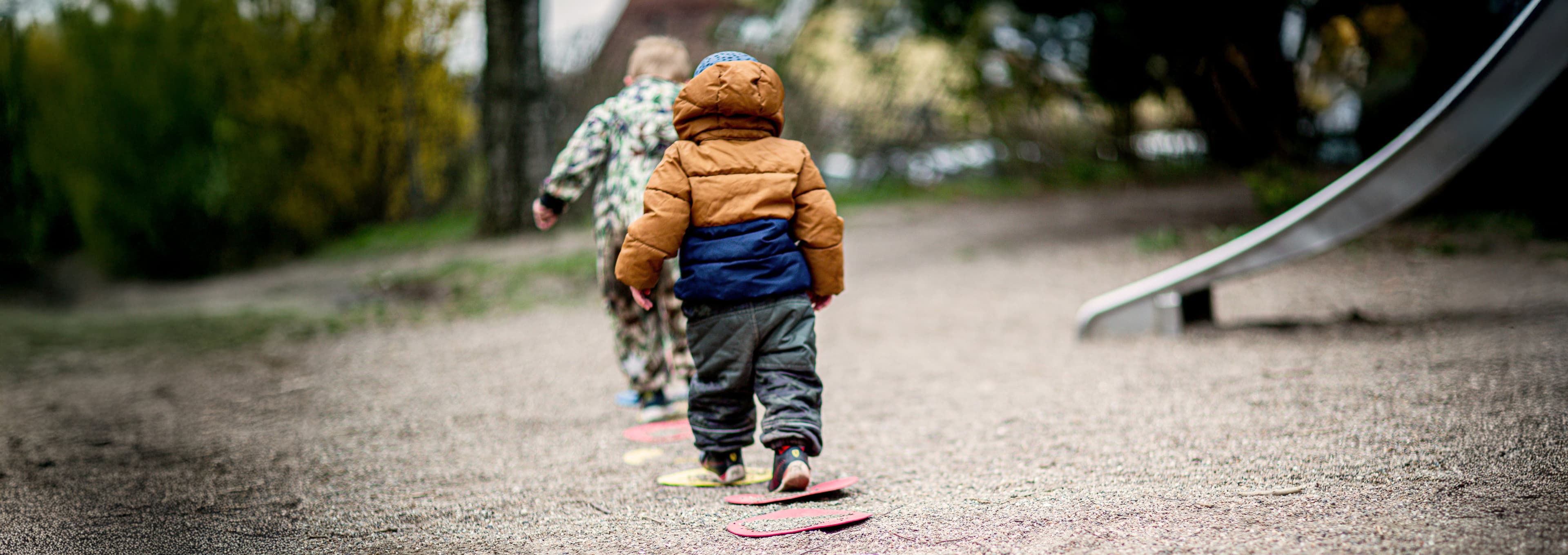 Barn i overaller utomhus