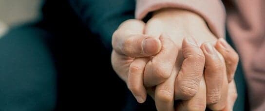 Händer som håller i varandra