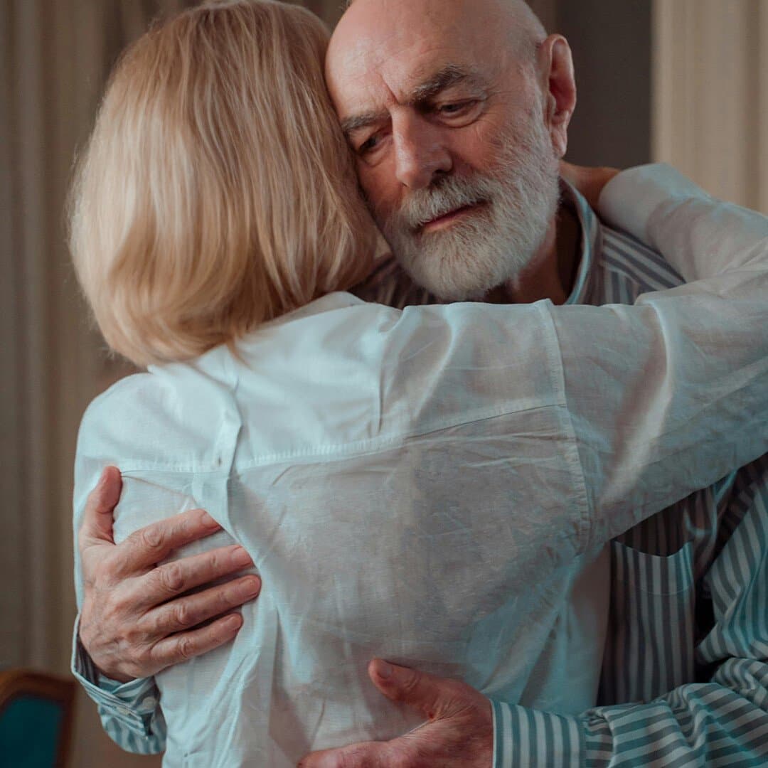 Man och kvinna kramas