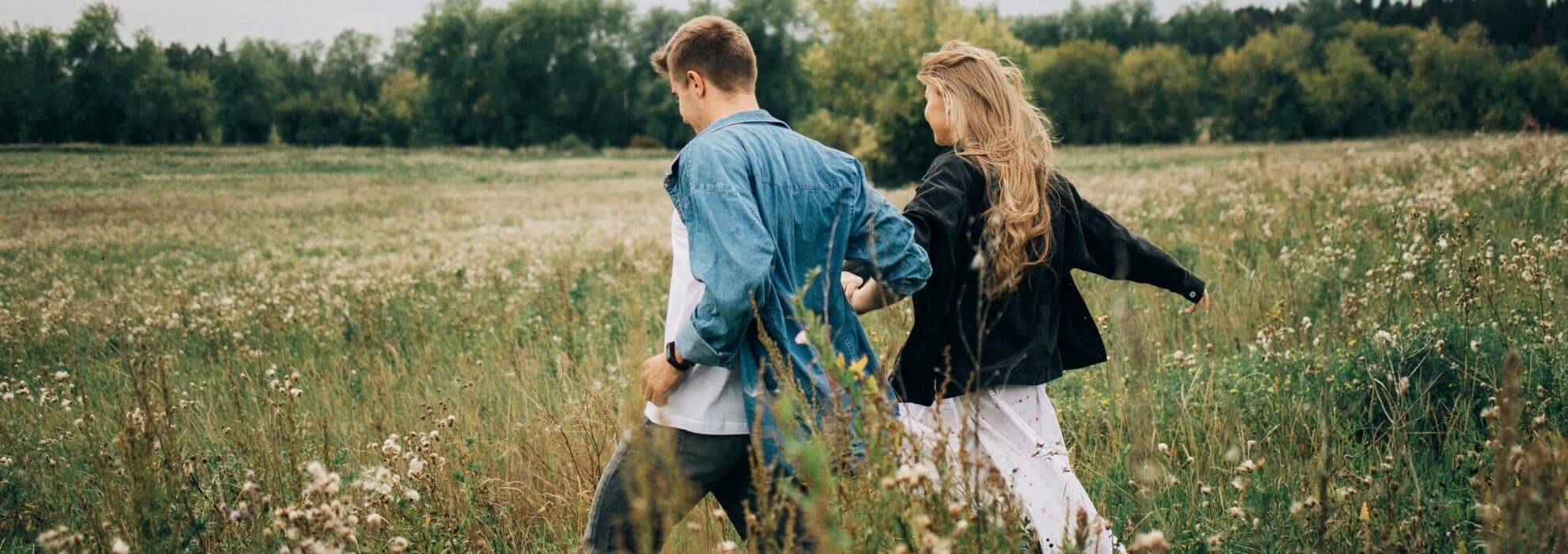 två personer på en äng