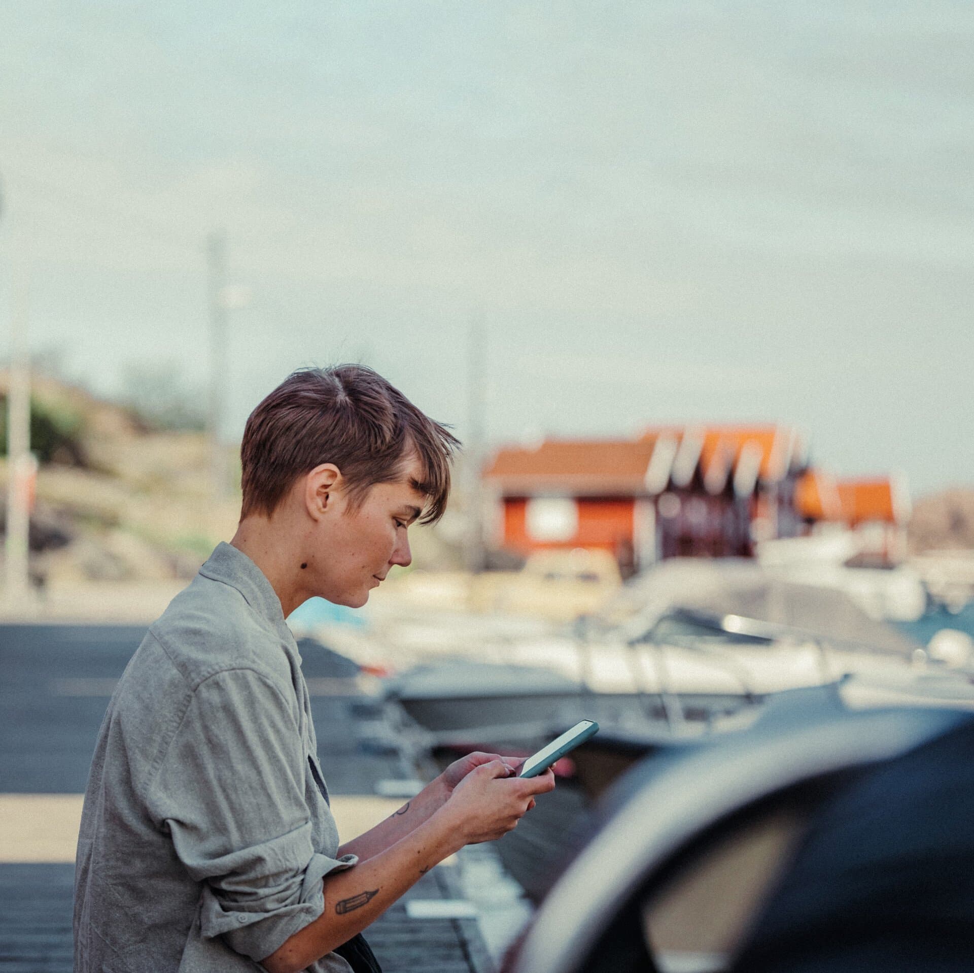 person som kollar i en mobil