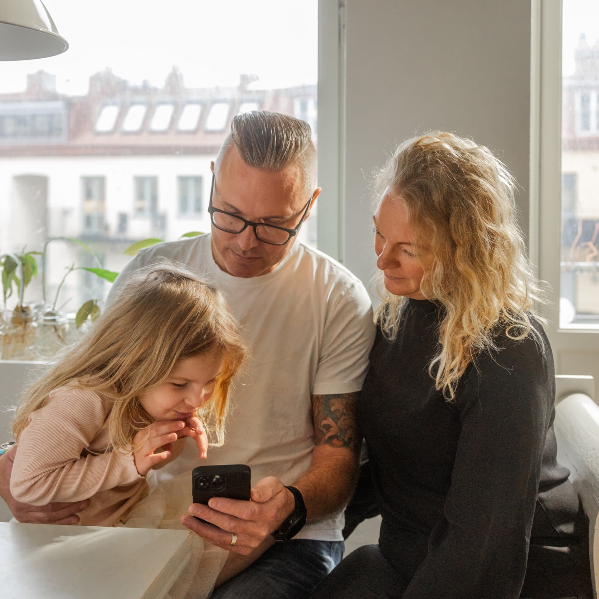 familj som kollar i en mobil