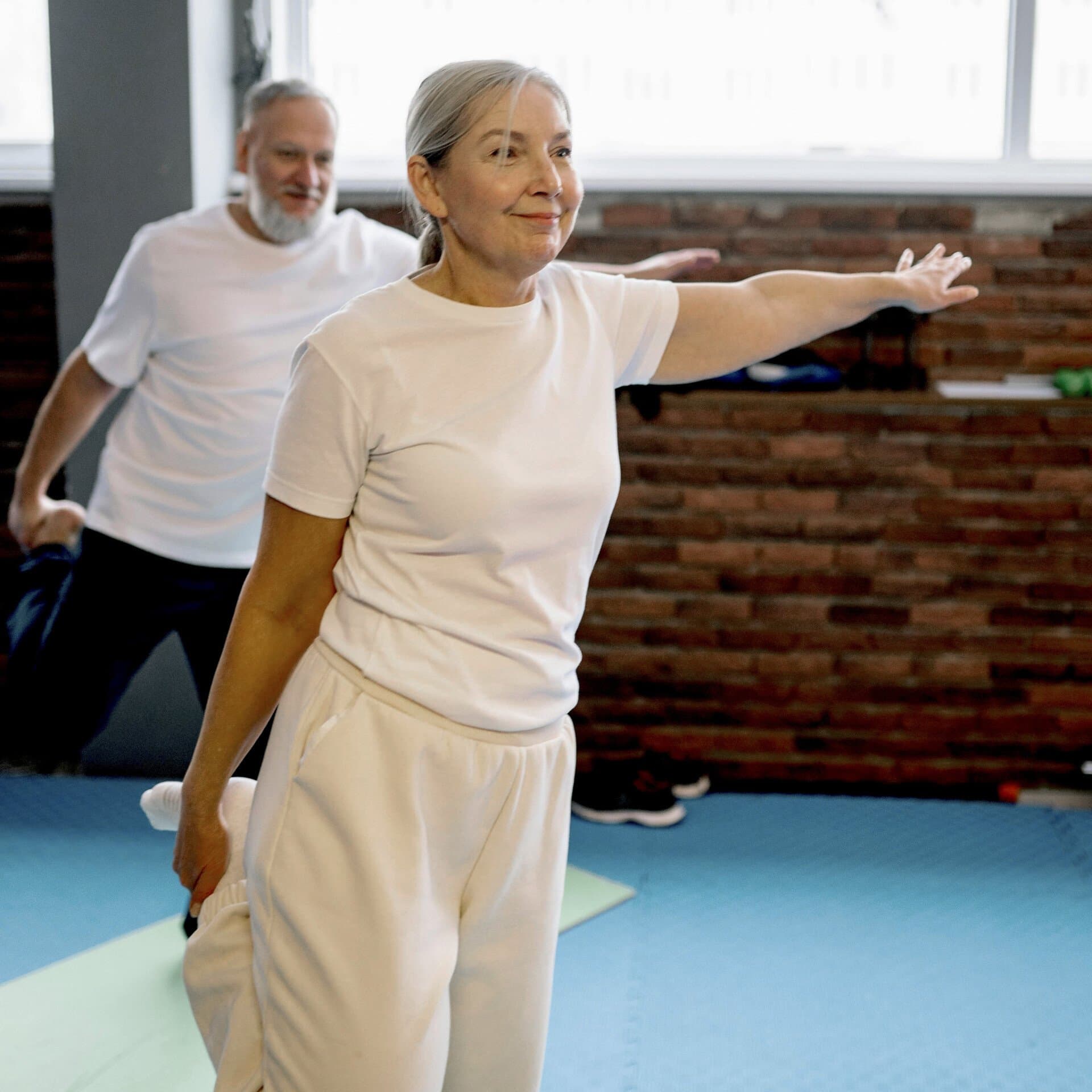 Kvinna som utför balansträning Kvinna som utför balansträning