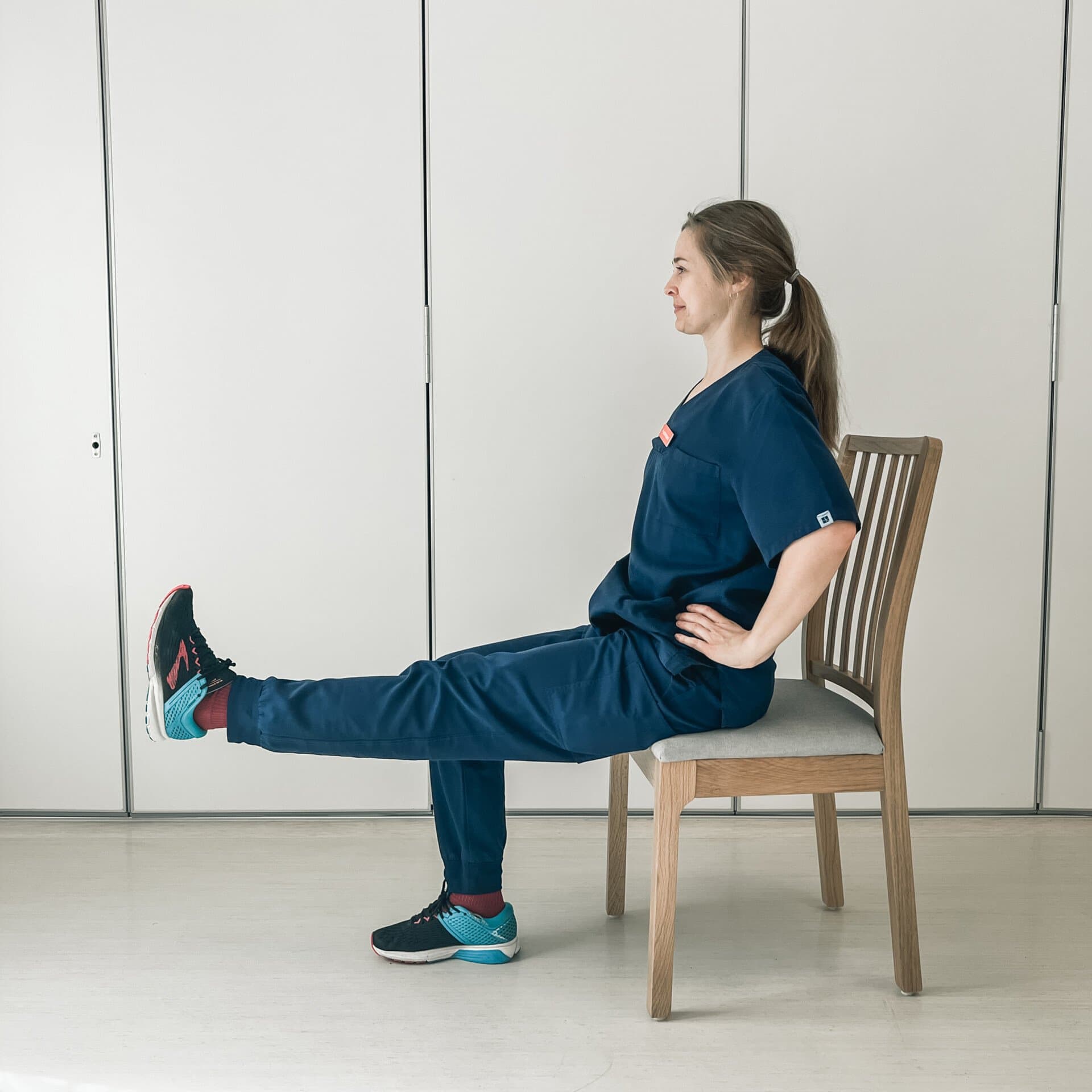 kvinna på stol som gör enklare övningar kvinna på stol som gör enklare övningar