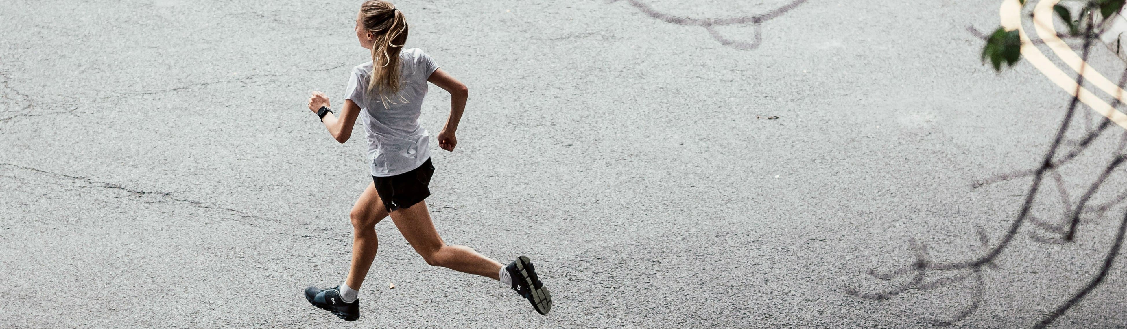 Tjej som löptränar