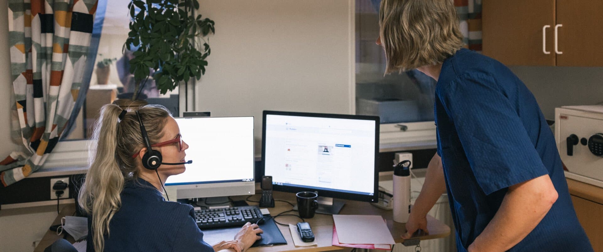 två personal framför dator två personal framför dator