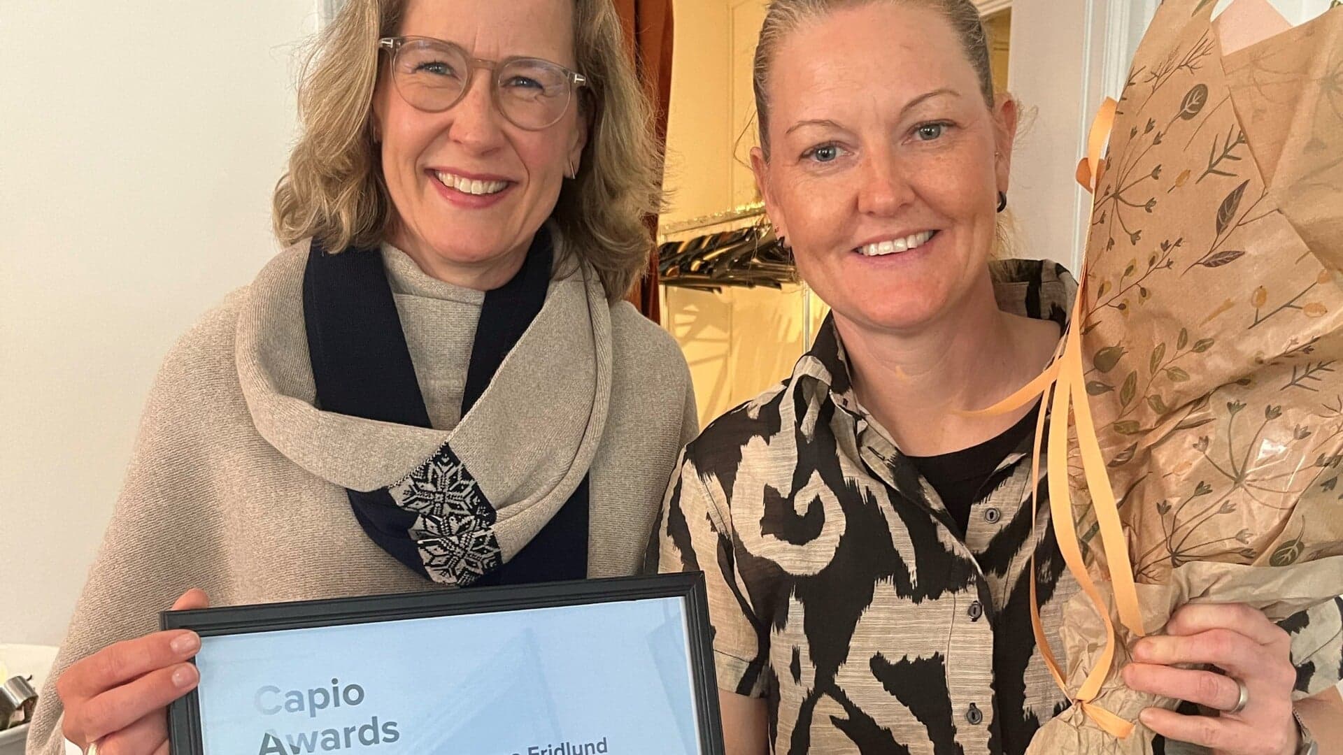 Victoria Bohlin, affärsområdeschef Capio Specialistkliniker, och pristagaren Emma Fridlund.