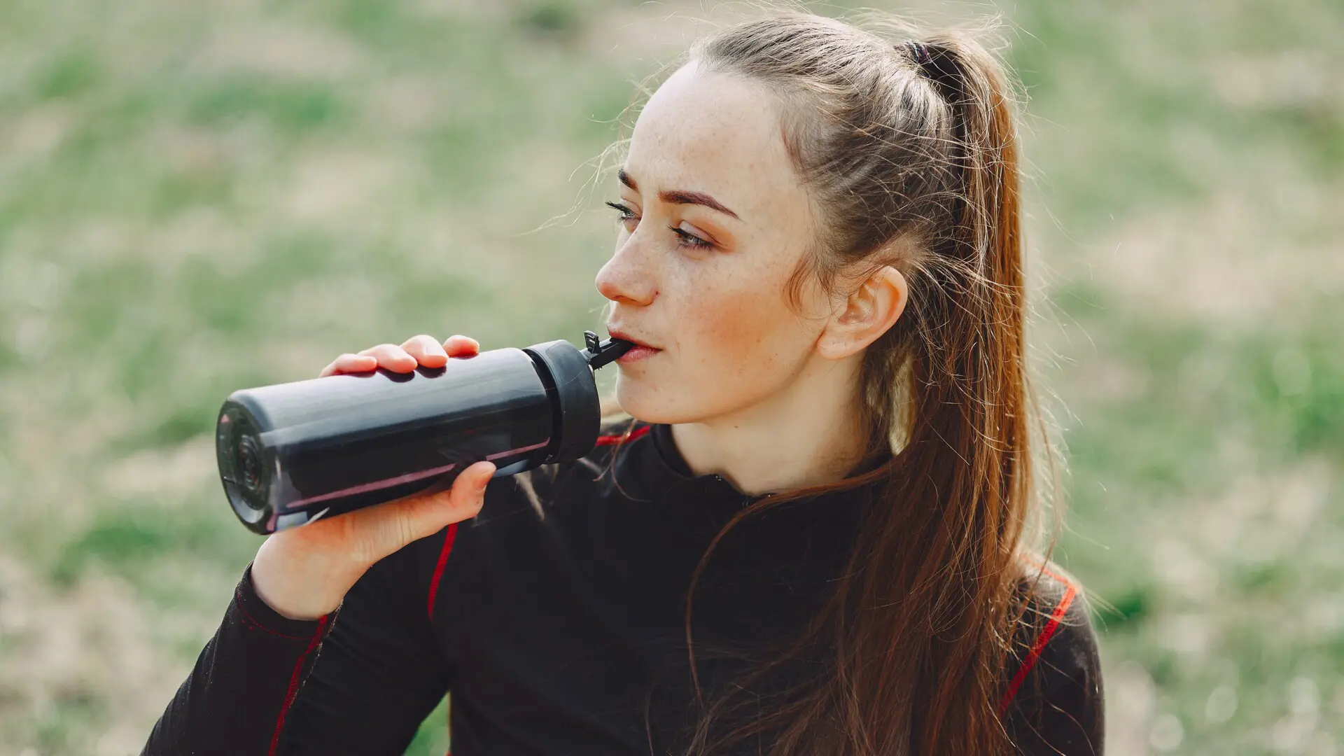 Tjej med vattenflaska Tjej med vattenflaska