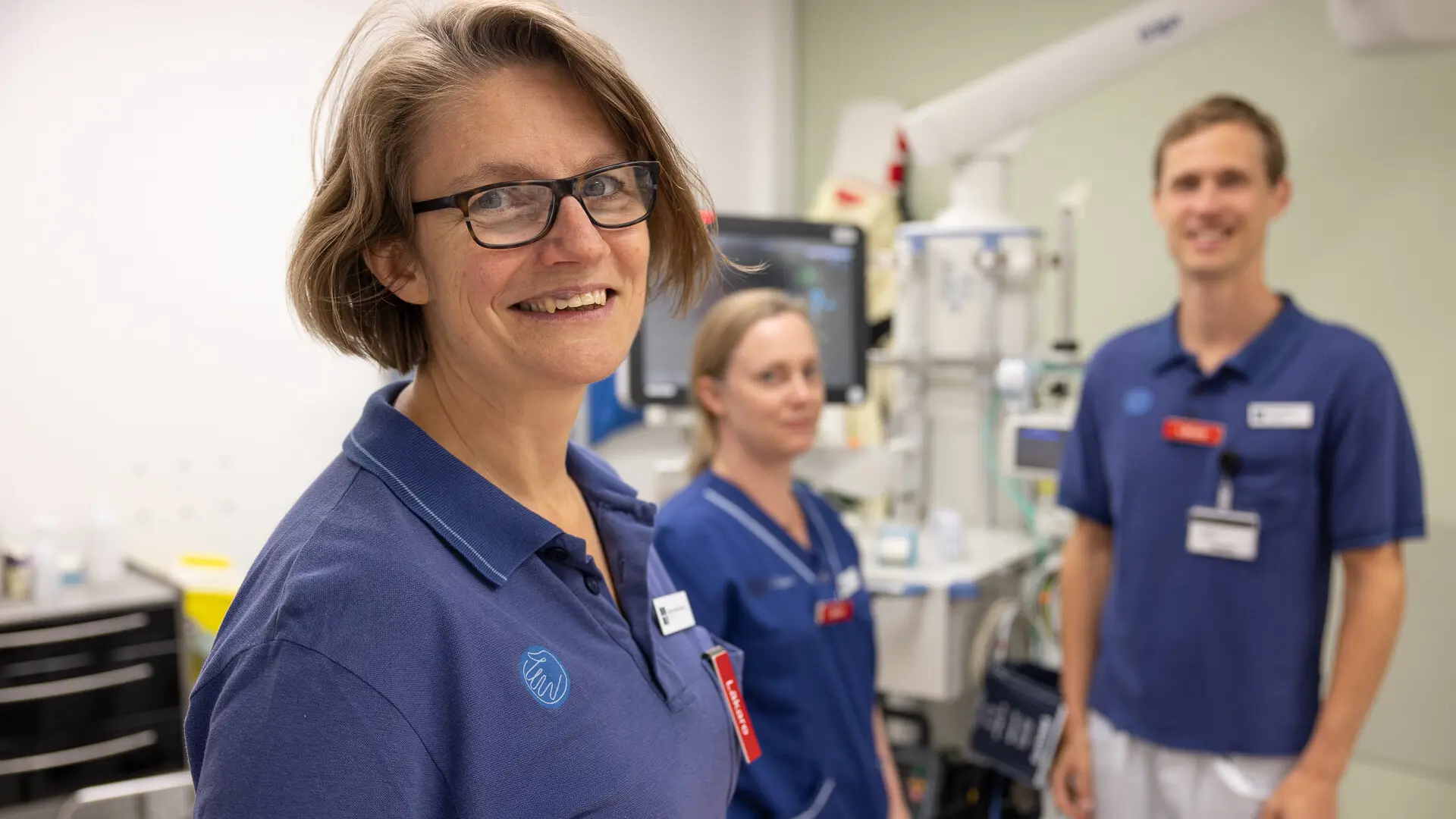 Sjukhusets AT-chef Katarina Hallén Grufman, med AT-studierektorerna Erika Höglund för Akutkliniken och Gustav Stenson för Medicinkliniken. Anna Höök, AT-studierektor på Kirurgkliniken, saknas på bilden
